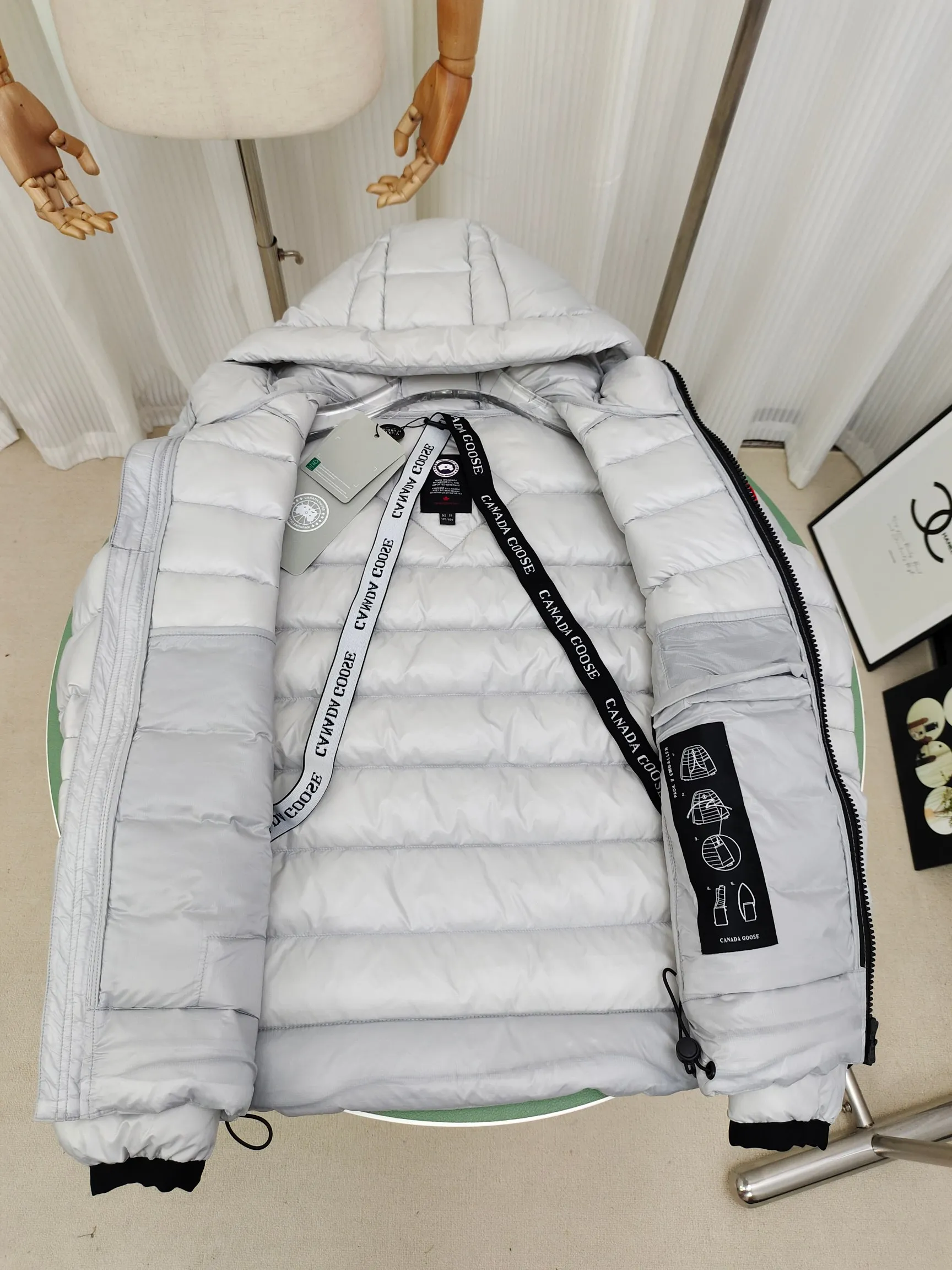 P840 𝘾𝘼𝙉𝘼𝘿𝘼 𝙂𝙊𝙊𝙎𝙀/Canada Goose 2227 thin and light model. It’s super lightweight and doesn’t feel any weight on your upper body at all! Show more temperament‼  Canada Goose, a Canadian brand, has always been recognized as the warmest down jacket. Various Instagram celebrities, Internet celebrities, and celebrities often wear it for street photos. I make Canada Goose every year, but I still can’t get rid of my love for the goose. No matter how cold the winter is, there is no need to be afraid. Canada Goose is the legendary warmest down jacket and is known as a must-have for Arctic outdoor sports! The most popular down jacket in the world, celebrities are rushing to buy it, it is a must-have! Code number: XS-2XL Color: silver gray (red label) silver gray (black label), black (red label), black (black label), dark blue